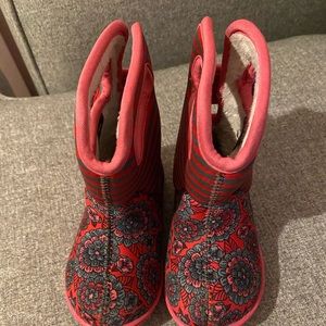 Toddler size 7 Bogs